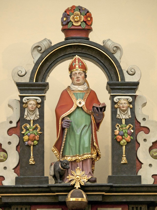 På høyalteret i kirken St-Maximin i Bettingen i den tyske delstaten Rheinland-Pfalz er et bilde av Maximin med en liten bjørn i gullenke